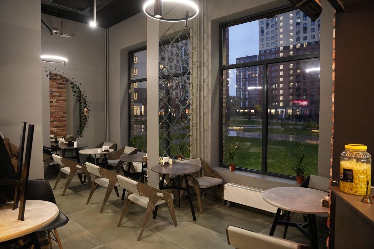 Уютный зал ресторана ИнХаус с панорамными окнами