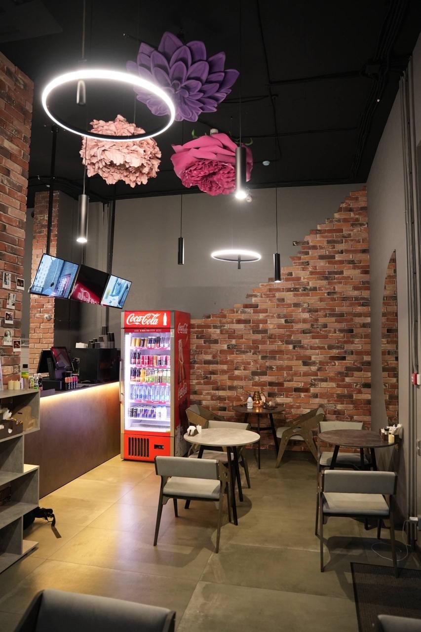 Стильный интерьер с кирпичными стенами и декором