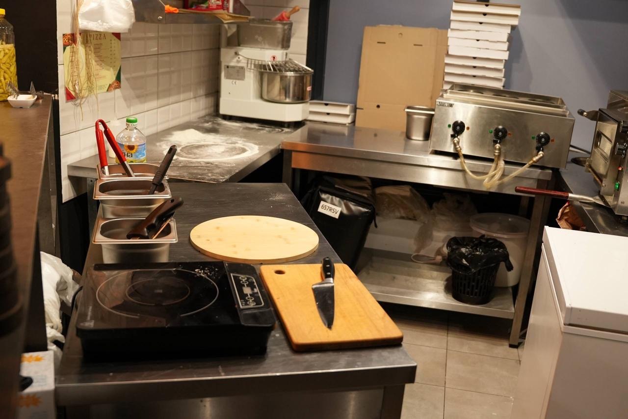 Кухонная станция с досками и инструментами