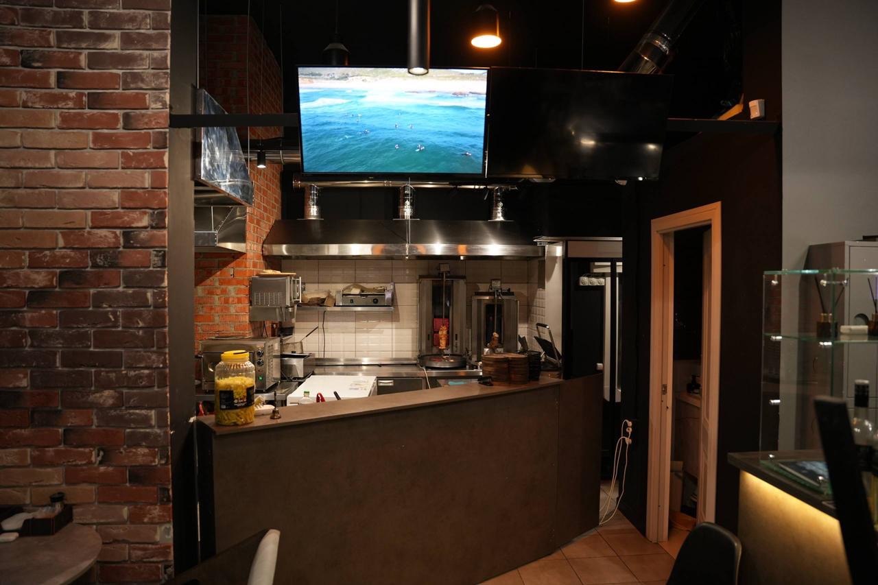 Барная стойка и открытая кухня ресторана