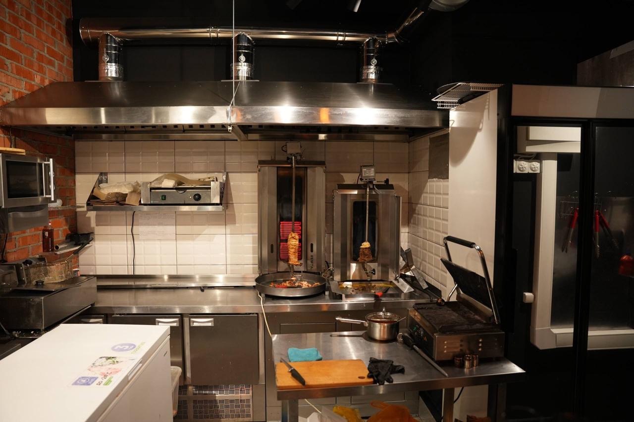 Профессиональная кухня с грилем и оборудованием